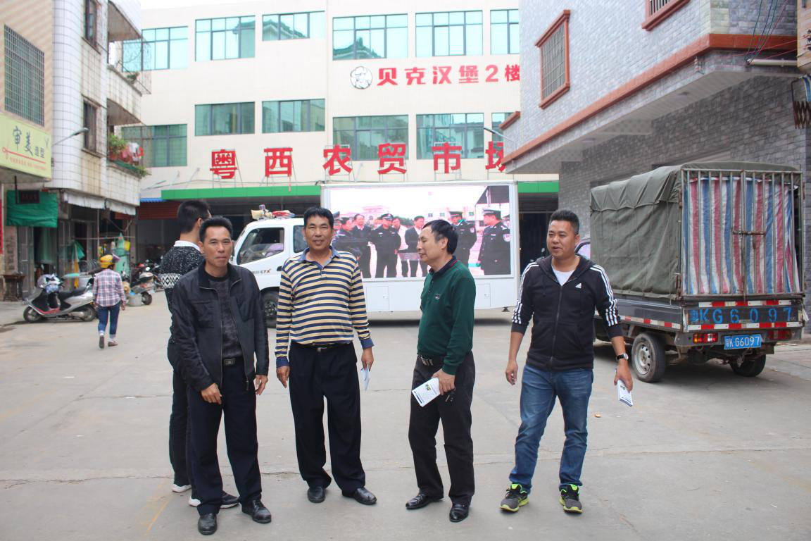 图片:邱观福等工作人员在粤西农贸市场发放宣传手册