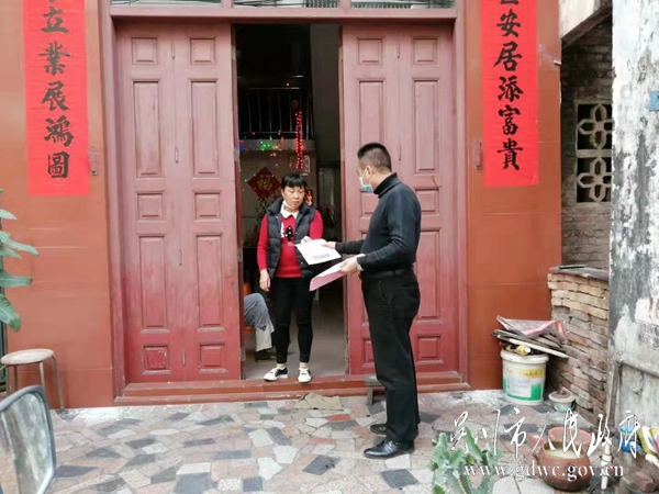 科普信息员把防控知识的资料送上门图片.jpg