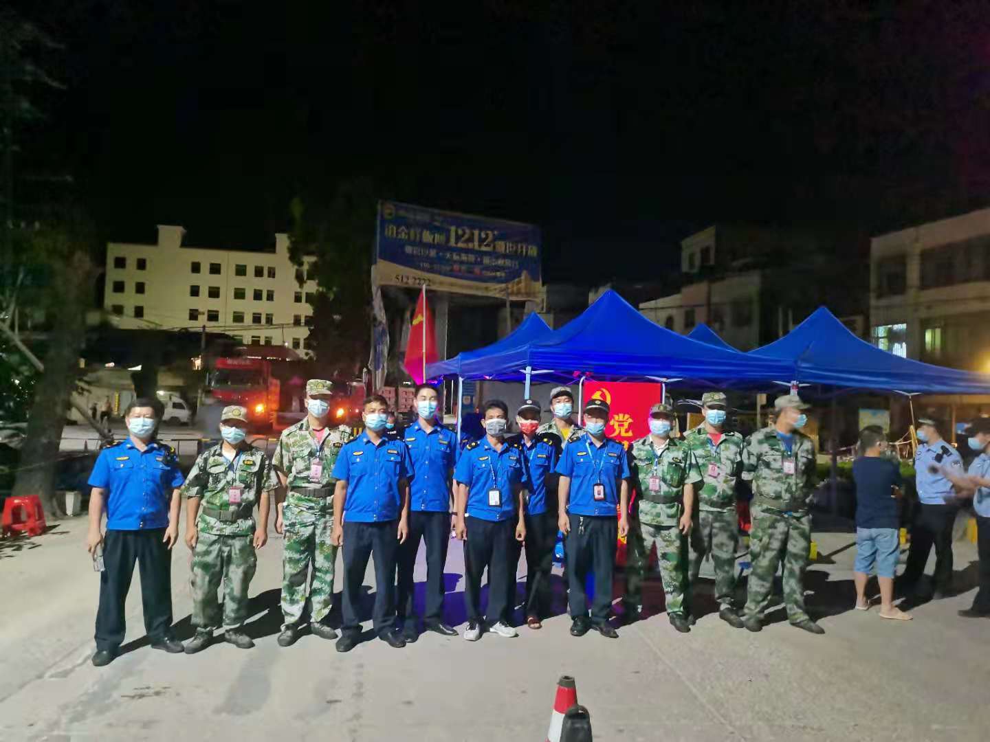 深夜，城综局执法同事还坚守在各交通关卡7（塘缀牛仔坡管制点）.jpg