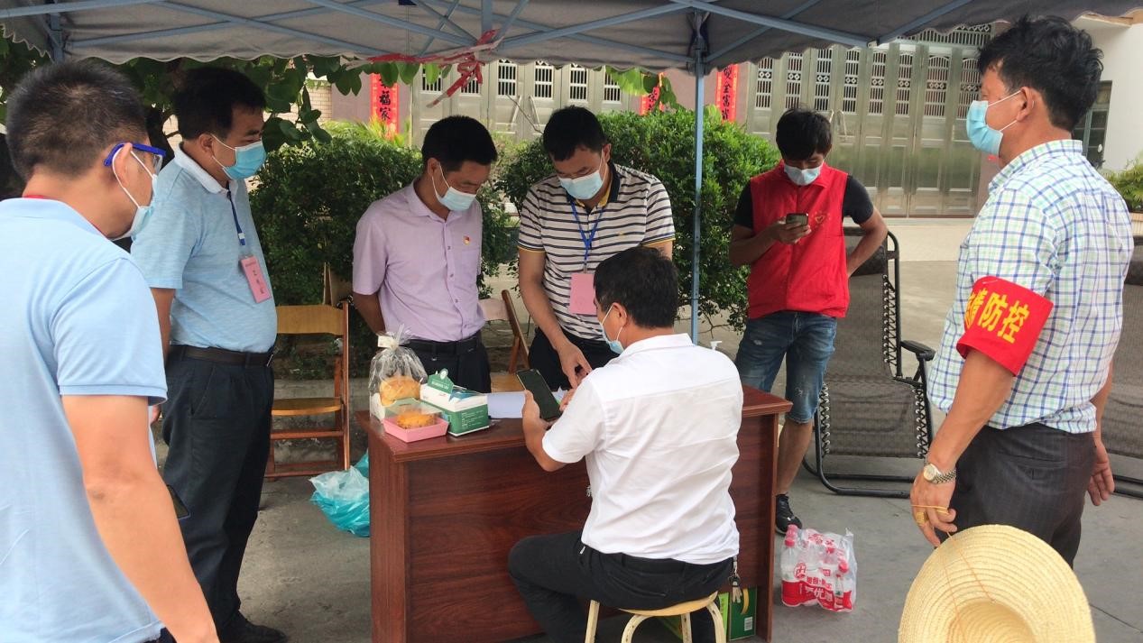 梅菉街道党工委副书记、办事处主任麦晓东到重点场所封控区督导疫情防控工作.jpg