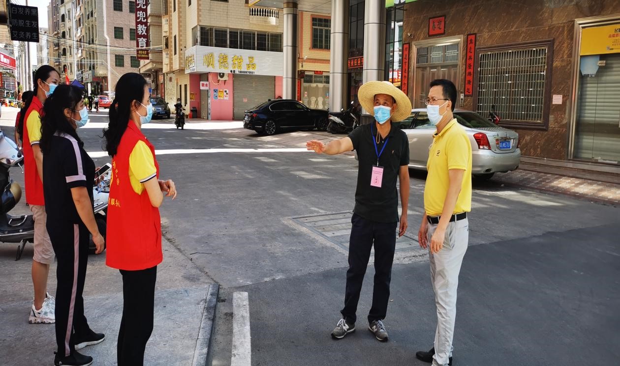 梅菉街道党工委书记李华强到重点场所封控区督导疫情防控工作.jpg
