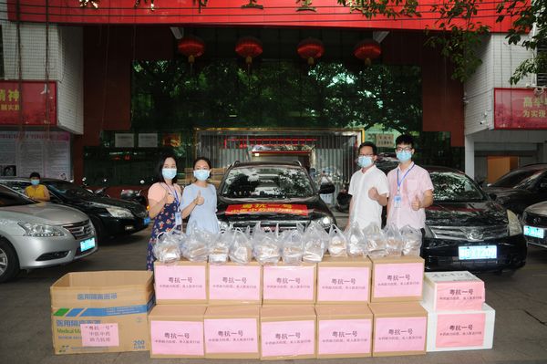 工作人员整装待发，将把“粤抗1号”上门发放有关重点防控区域。.JPG