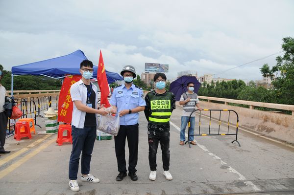 向疫情防控执勤点工作人员发免费发放“粤抗1号”。.JPG