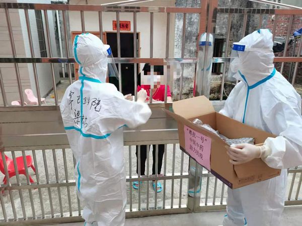 医务人员上门把“粤抗1号”颗粒冲剂分派到覃巴镇下榕村居家隔离的村民饮用。.jpg