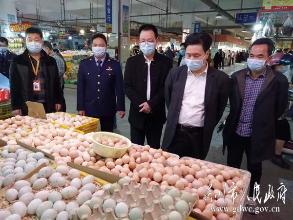 图二、1月31日，湛江市市场监督管理局局长林 鋆明局长和吴川市市场监督管理局肖康玉局长检查农贸市场，严厉打击野生动物及其制品交易，督导活禽经营落实1110制度.jpg