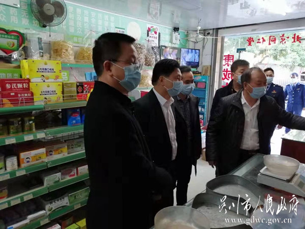 图三、1月31日，湛江市市场监督管理局局长林 鋆明局长和吴川市市场监督管理局肖康玉局长带队检查零售药店，检查防控药品用品保价稳供情况.jpg