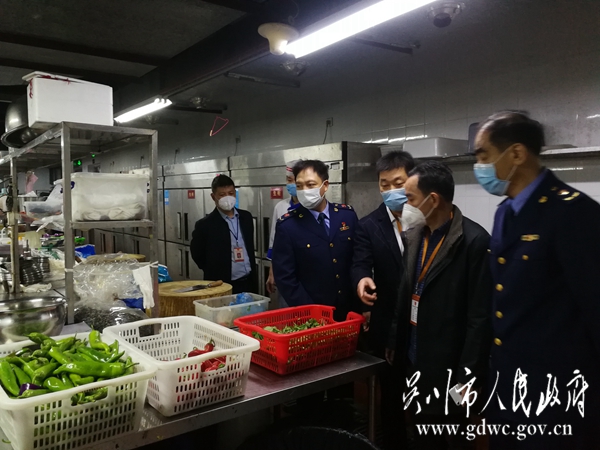图四、吴川市市场监督管理局吴康保副局长、黄学辉副局长带队检查餐饮企业，重点检查后厨，督导食品安全主体责任，严禁经营野生动物及其制品.jpg
