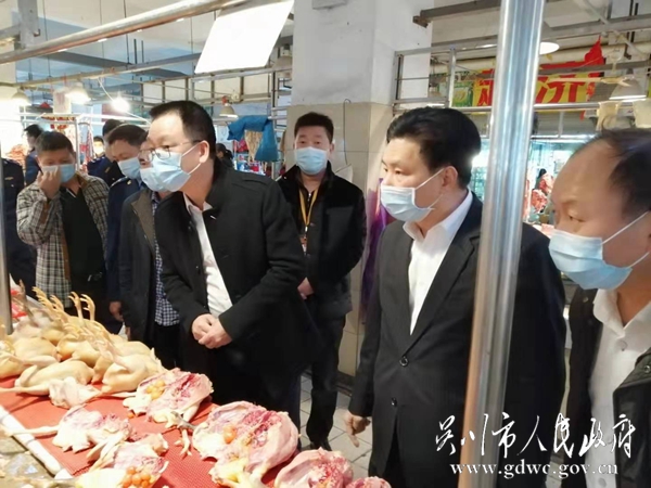 图一、1月31日，湛江市市场监督管理局局长林 鋆明局长和吴川市市场监督管理局肖康玉局长检查农贸市场，严厉打击野生动物及其制品交易，督导活禽经营落实1110制度.jpg
