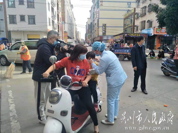 母女不戴口罩，医务人员送并帮她们戴口罩.jpg