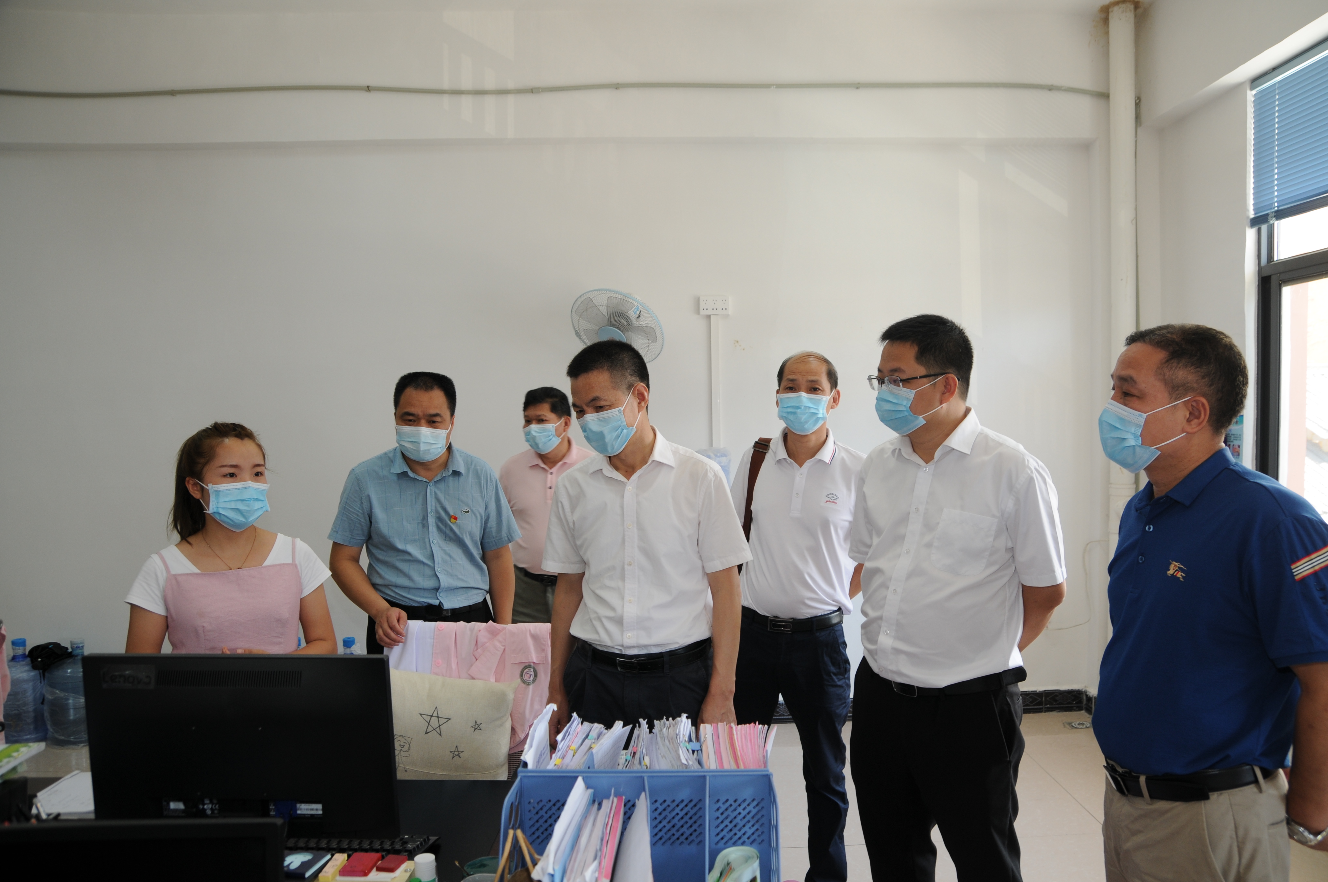 2021年7月9日，我市人大常委会副主任、市卫健局局长肖亚帝（右三 ）率队在三江侗族自治县委常委李晓军（右二）县卫健局局长吴海波(右一)等陪同下，  到该县古宜镇江川卫生院调研了解有关情况。.JPG