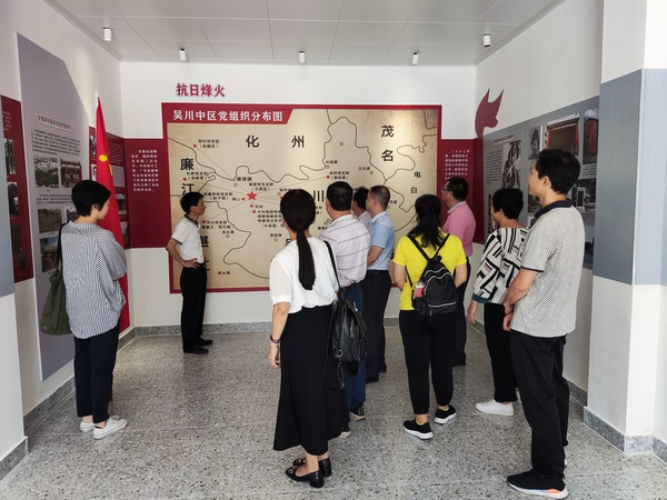 7月16日，市委党校到塘缀镇翟屋革命纪念馆开展主题党日活动，图为党员参观馆内陈列的文史资料。.jpg