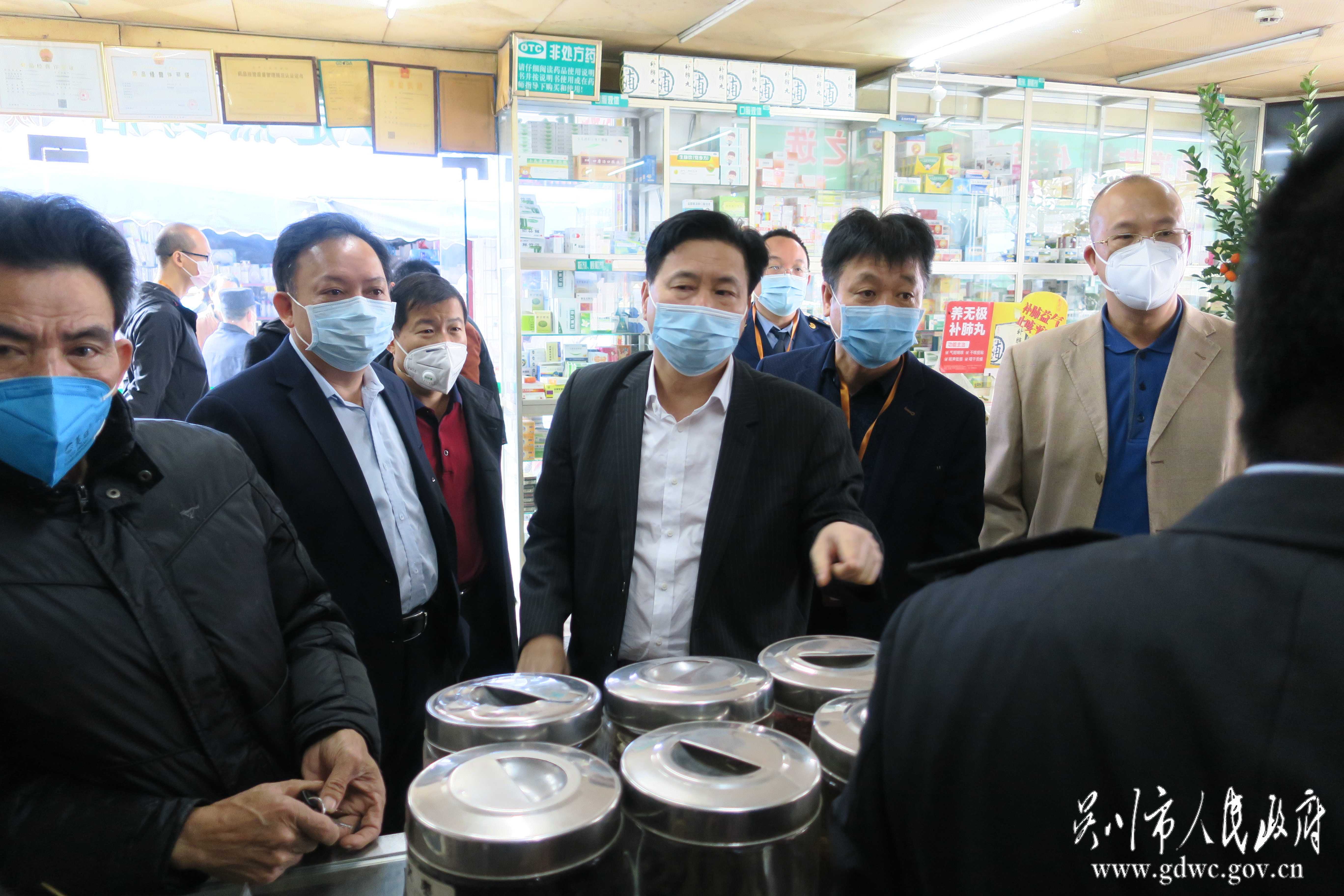 nEO_IMG_图2 梁韧才副市长带队检查防控药品用品价格及供应情况.jpg