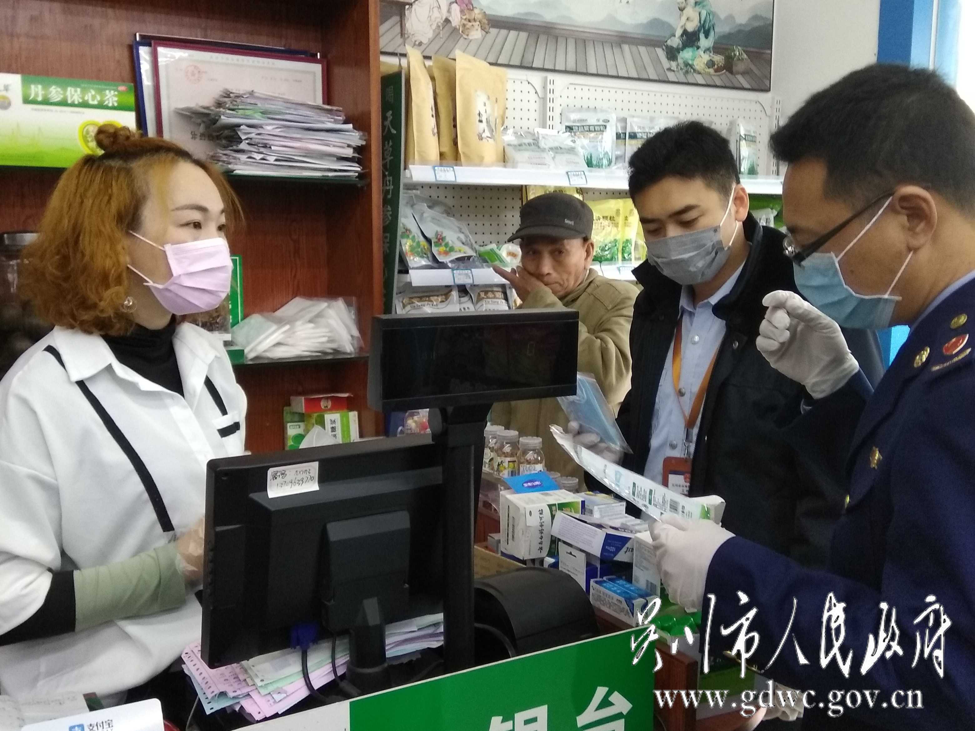 nEO_IMG_图4 执法人员核查处置投诉举报.jpg