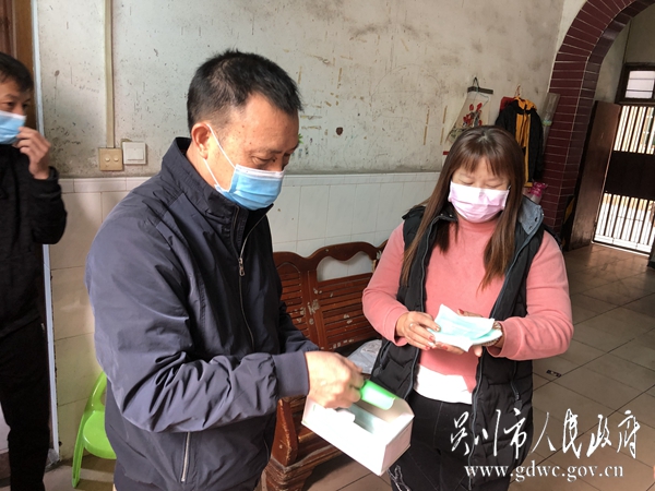 梅岭社区书记朱康振给群众派送口罩。2024.jpg