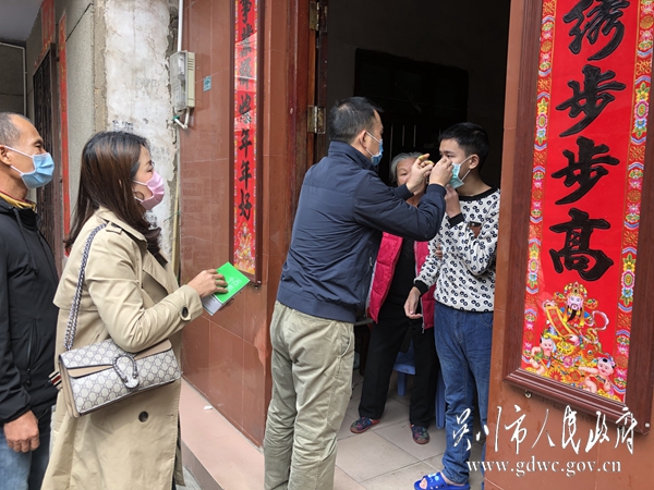 图为梅岭社区干部上门送口罩，宣传疫情防控知识。2054.jpg