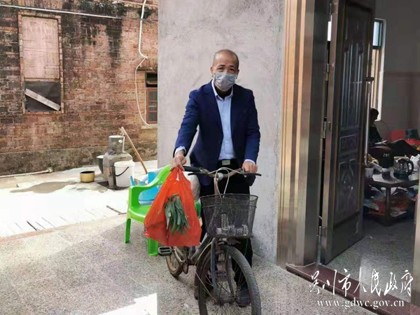 图为梁永龙书记为村民买菜送到家中。0125.jpg