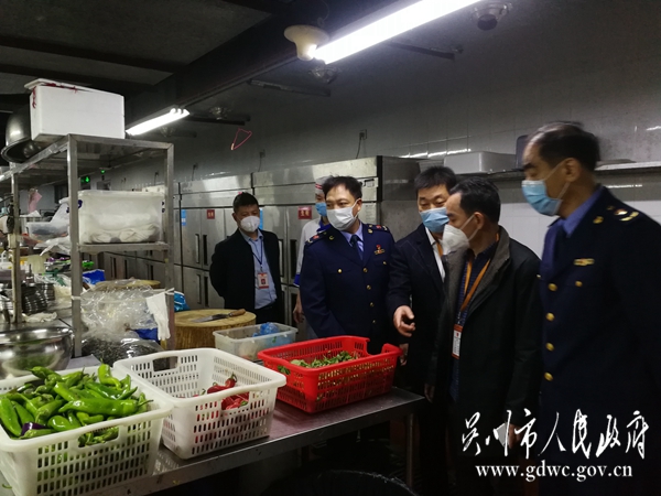 图1、吴川市市场监督管理局吴康保副局长、黄学辉副局长带队检查餐饮经营户.jpg