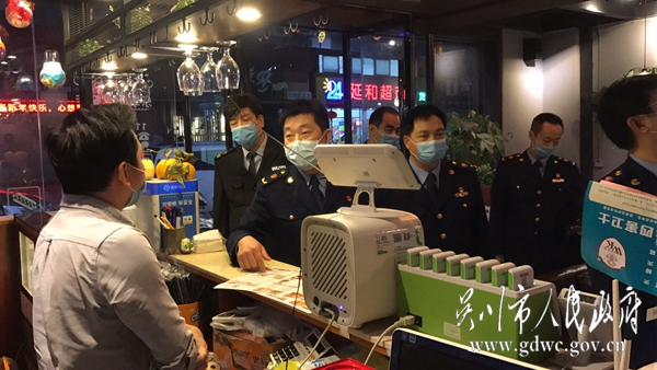 图2、吴川市市场监督管理局黄学辉带队检查宵夜经营户，采取八项措施做好疫情防控工作，加大餐饮安全监管巡查执法力度。.jpg