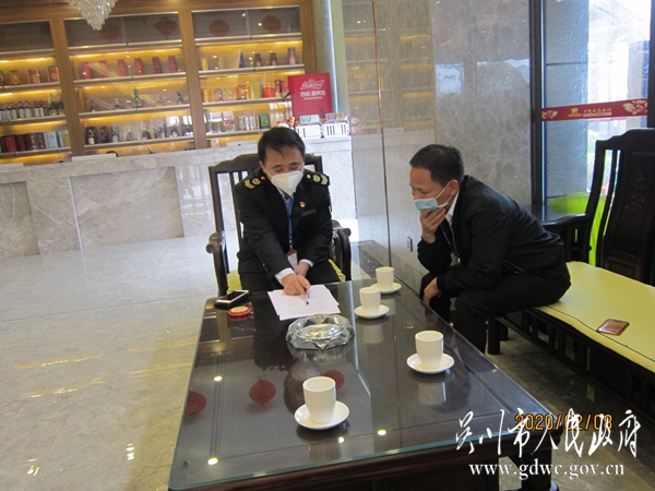 图4、吴川市市场监督管理局严格要求餐饮服务从业人员根据防控指引开展工作，督导落实餐饮行业食品安全主体责任.jpg