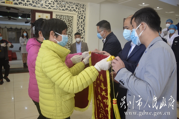 隔离观察人员向我市回赠锦旗，以表谢意。1_DSC9088.JPG