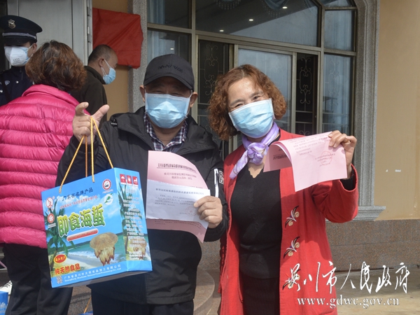 解除医学隔离观察人员开心地走出隔离区。_DSC9124.JPG