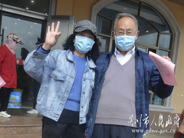 解除医学隔离观察人员开心地走出隔离区。2_DSC9128.JPG
