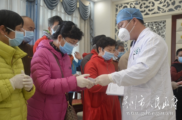 我市向隔离观察人员发放健康观察期满证明书。_DSC9096.JPG