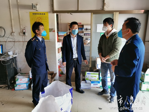 2月24日，吴川市市场监督管理局柯建春副局长带队检查农资经营店 (1).jpg