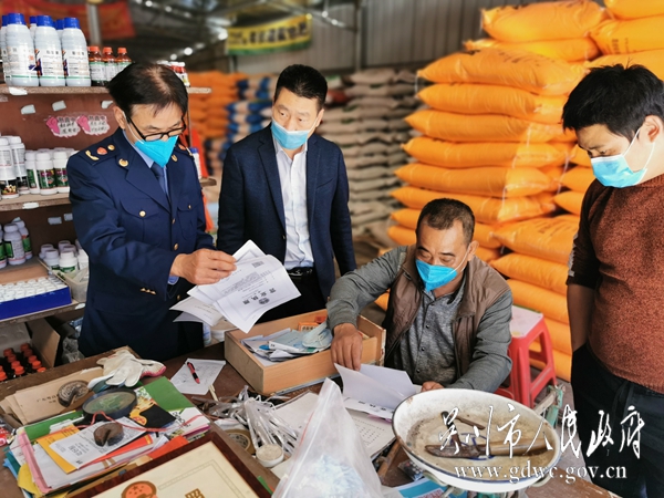 2月24日，吴川市市场监督管理局柯建春副局长带队检查农资经营店 (2).jpg