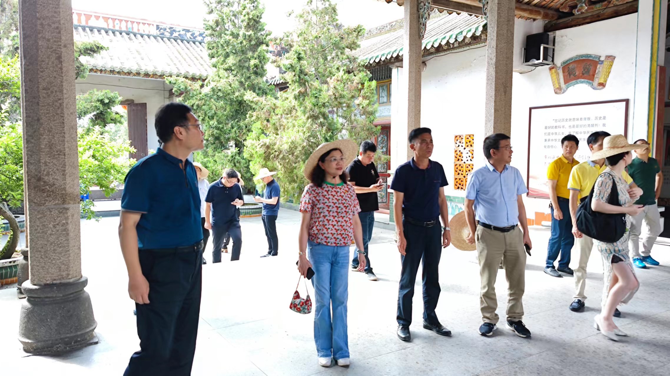 向晓梅一行参观三柏李氏大宗.jpg
