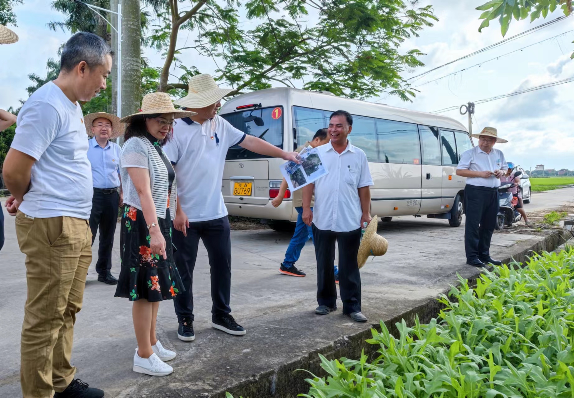 驻三柏坉第一书记刘炜同志向向晓梅一行介绍高干渠.jpg