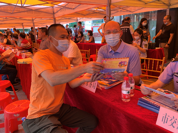 市水务局建运股股长康大鹏认真回答市民关心的安全生产问题.jpg