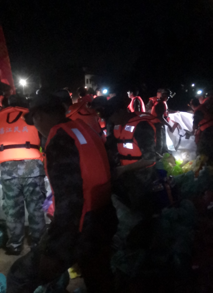 公安武警，民兵舟桥队出动至南清过底涵闸现场抗洪抢险。.jpg