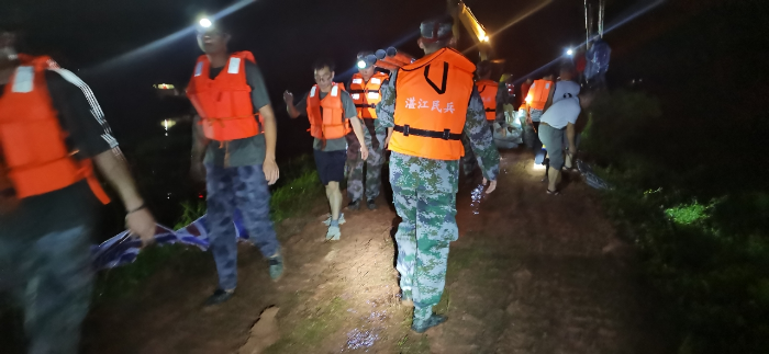 武警官兵支援名利闸抢险一线.jpg