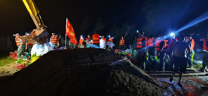 武警官兵支援名利闸抢险一线 (2).jpg