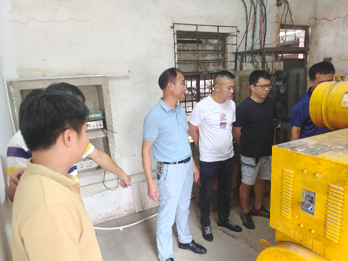 台风前积美所领导班子检查桥闸备用发电机运行、灌区检查防风防汛工作 (2).jpg