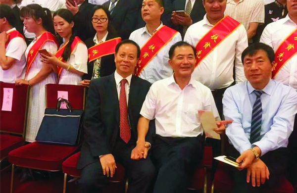林瑞涛董事长（前排左一）与中国扶贫协会程会长及有关领导留影.jpg