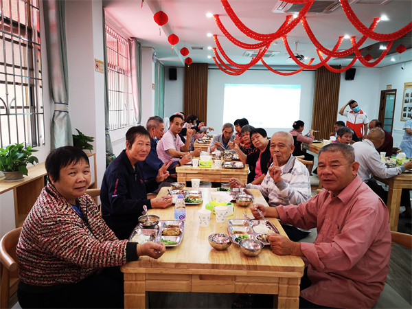 2 【大养老】2020年10月18日，云浮市新兴县温氏科技园居家养老服务中心开展社区长者体验爱心餐活动，长者们在冬日里喝上暖暖的羊肉汤，纷纷露出笑容，为长者食堂出品点赞。.jpg