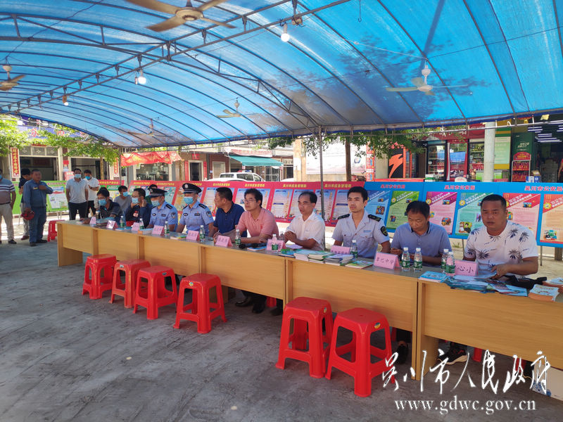 镇党委书记在活动上作讲话.jpg