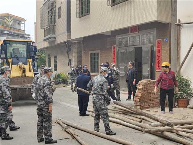 2023年2月24日吴川市城市管理和综合执法局联合梅菉街道对梅园一路道路堆放的杂物进行清理12.jpg