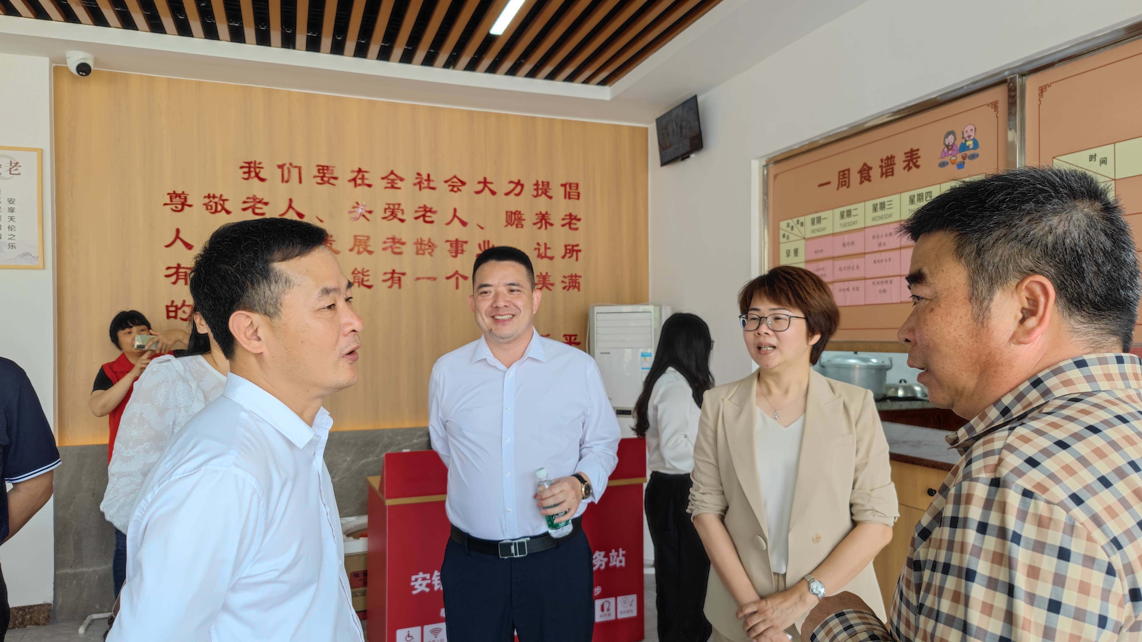 邱爱明一行参观长者饭堂.jpg