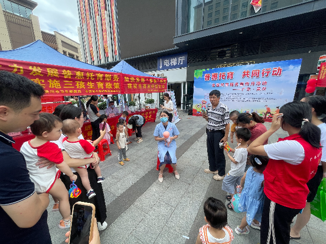 现场开展婴儿海姆立克法现场教学。.jpg