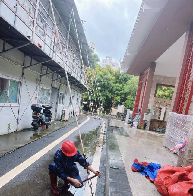 两新党组织（东成支部）开展户外设施防风加固工作.png