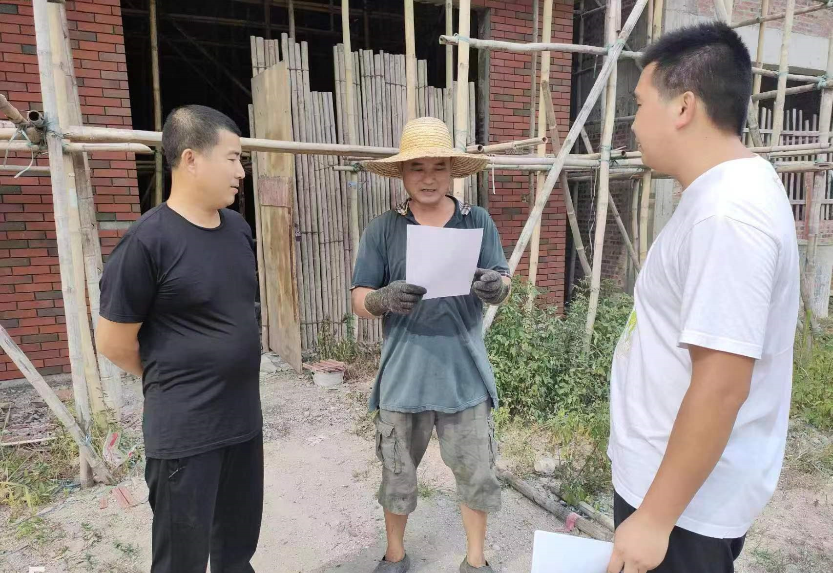 岭头村党总支部书记李伟健开展防御台风宣传引导工作.png