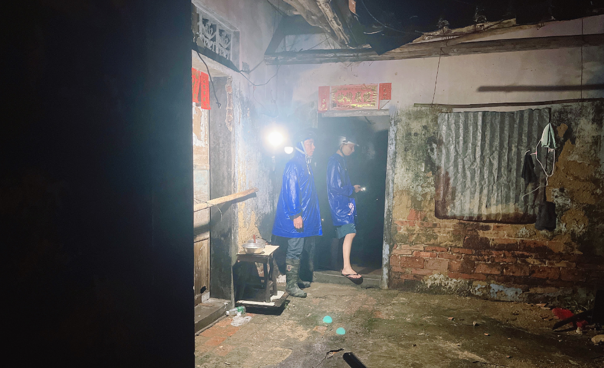 郑屋村党支部党员干部连夜劝说五保户人员转移避险.png