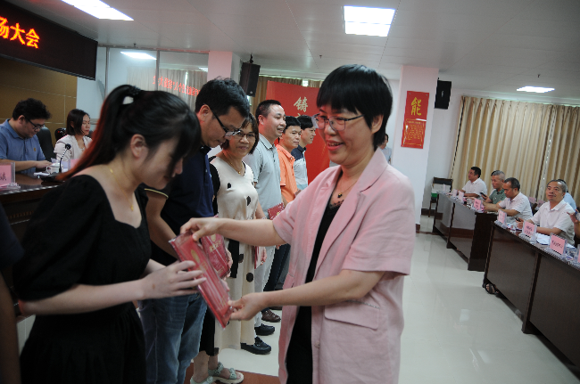 市卫健局局长曾晓娥（右）为获奖医师颁奖。.JPG