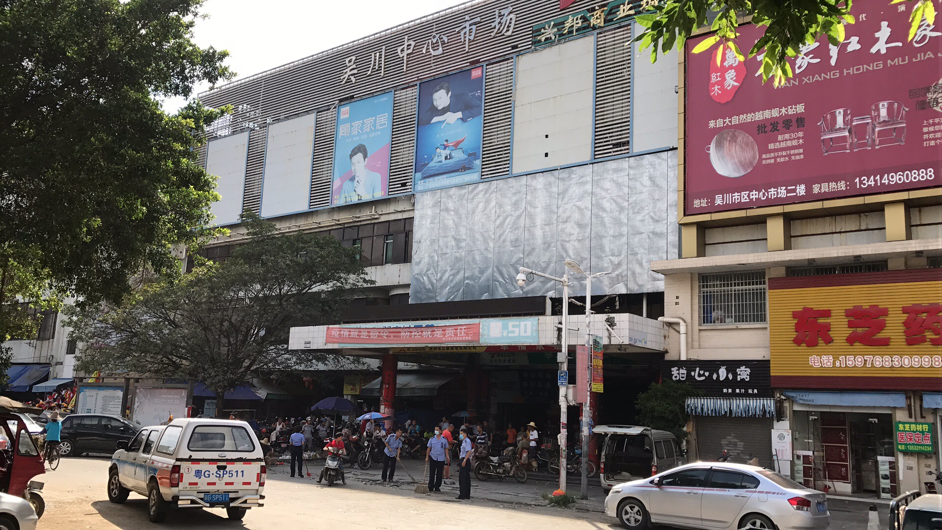 海滨市场监督管理所工作人员在公共责任路段开展清洁卫生工作.jpg