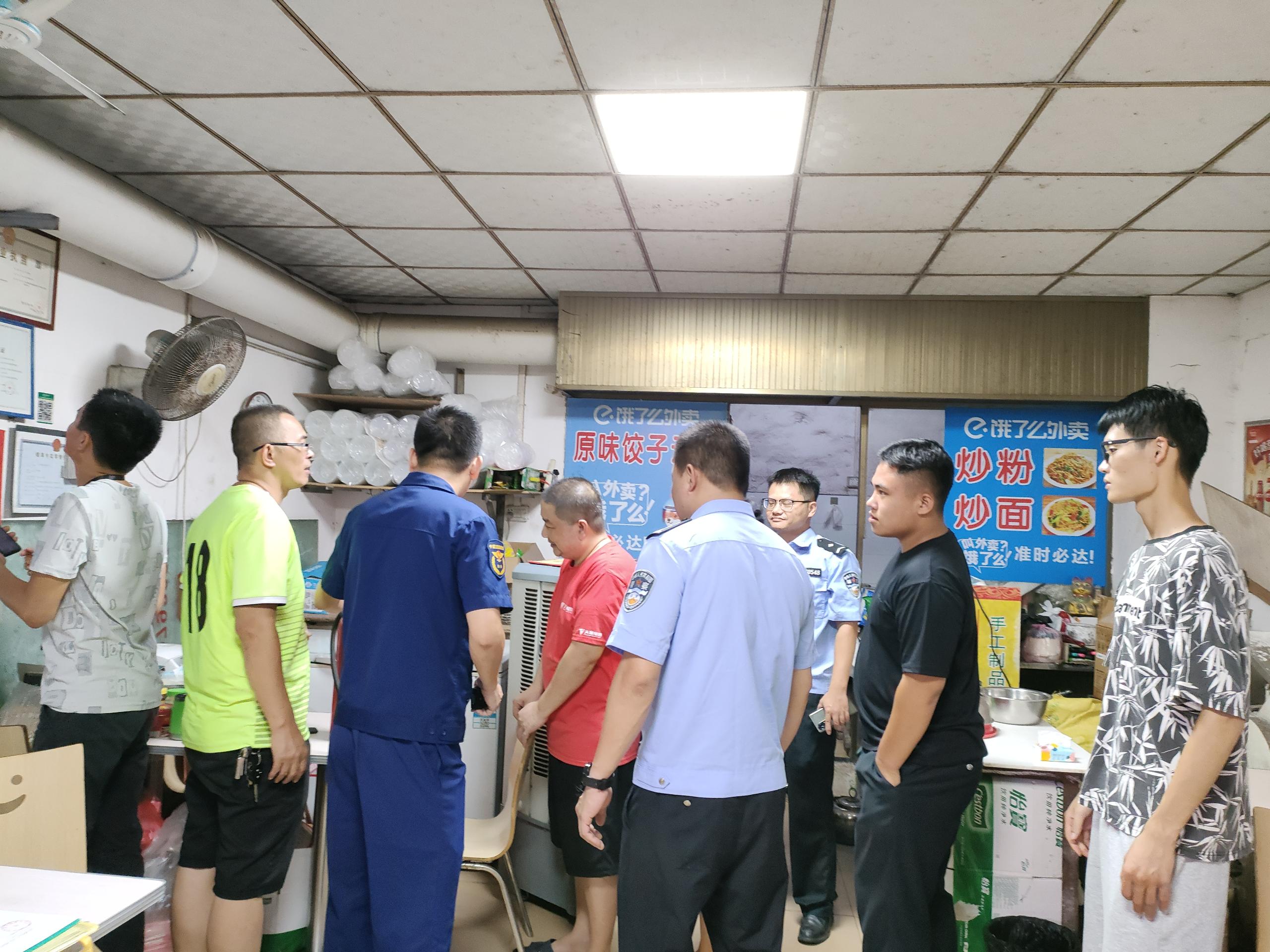 梅菉街道开展中秋、国庆期间安全生产和消防安全夜查行动.jpg