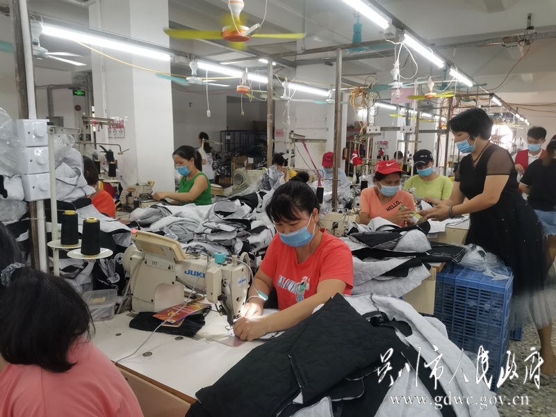 吴川市人大代表吴水贤为制衣厂员工送上清凉饮品.jpg