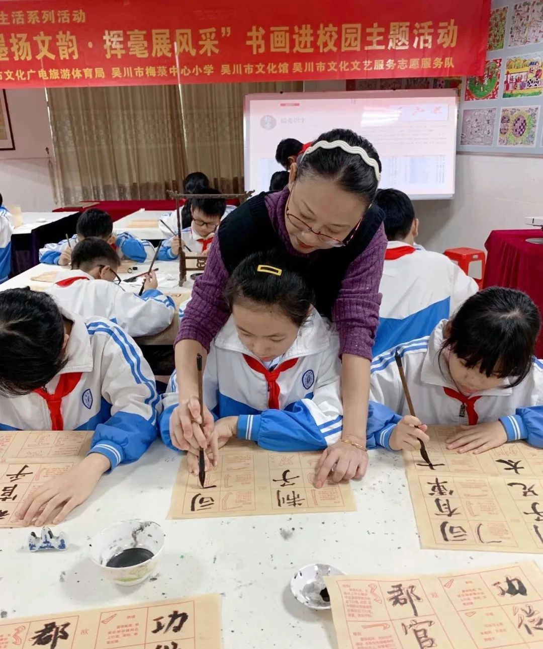12.04书画进校园1.jpg